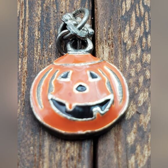 Pumpkin 🎃 Jack o lantern charm pendant Halloween spooky - Picture 1 of 2